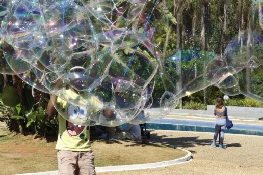 Festival de bolhas de sabão gigantes na Praça Alfredo Andersen