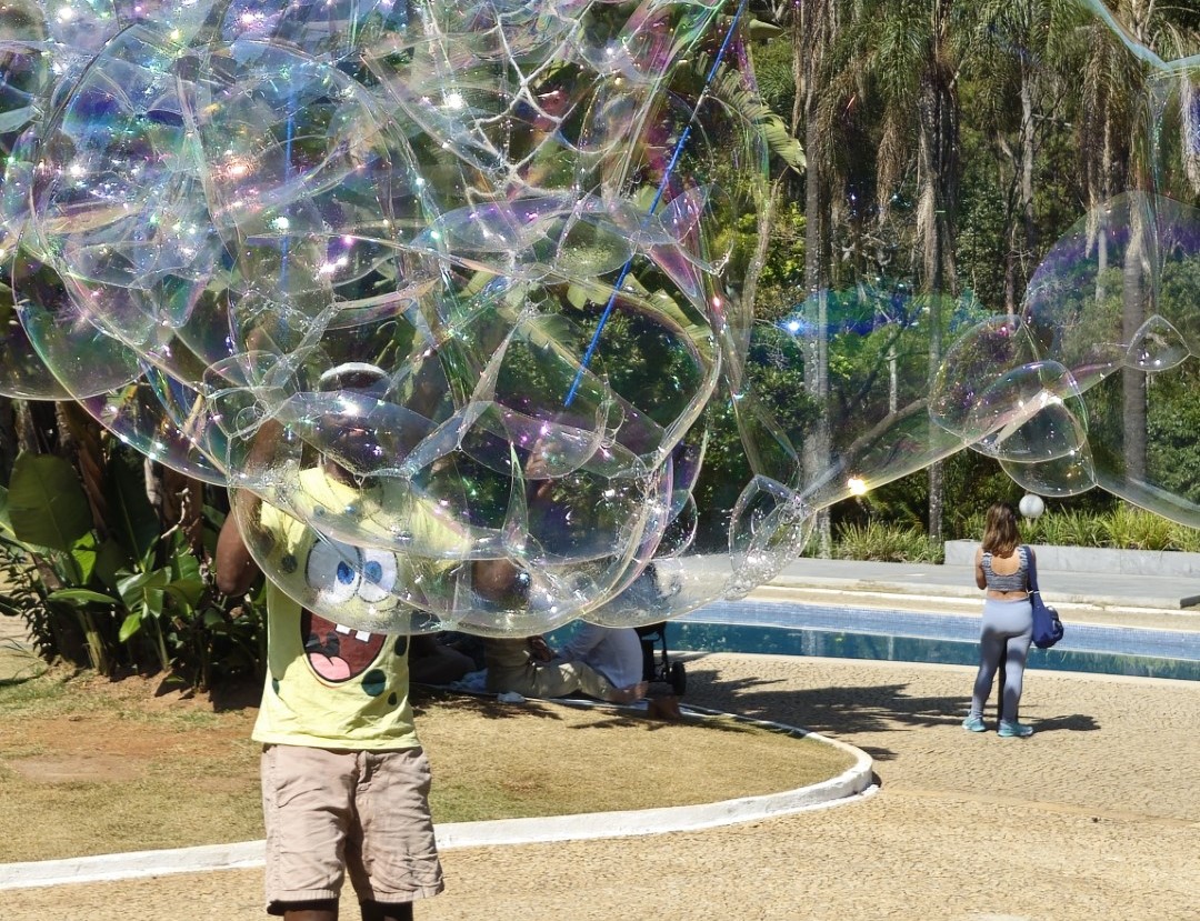 Festival de bolhas de sabão gigantes na Praça Alfredo Andersen