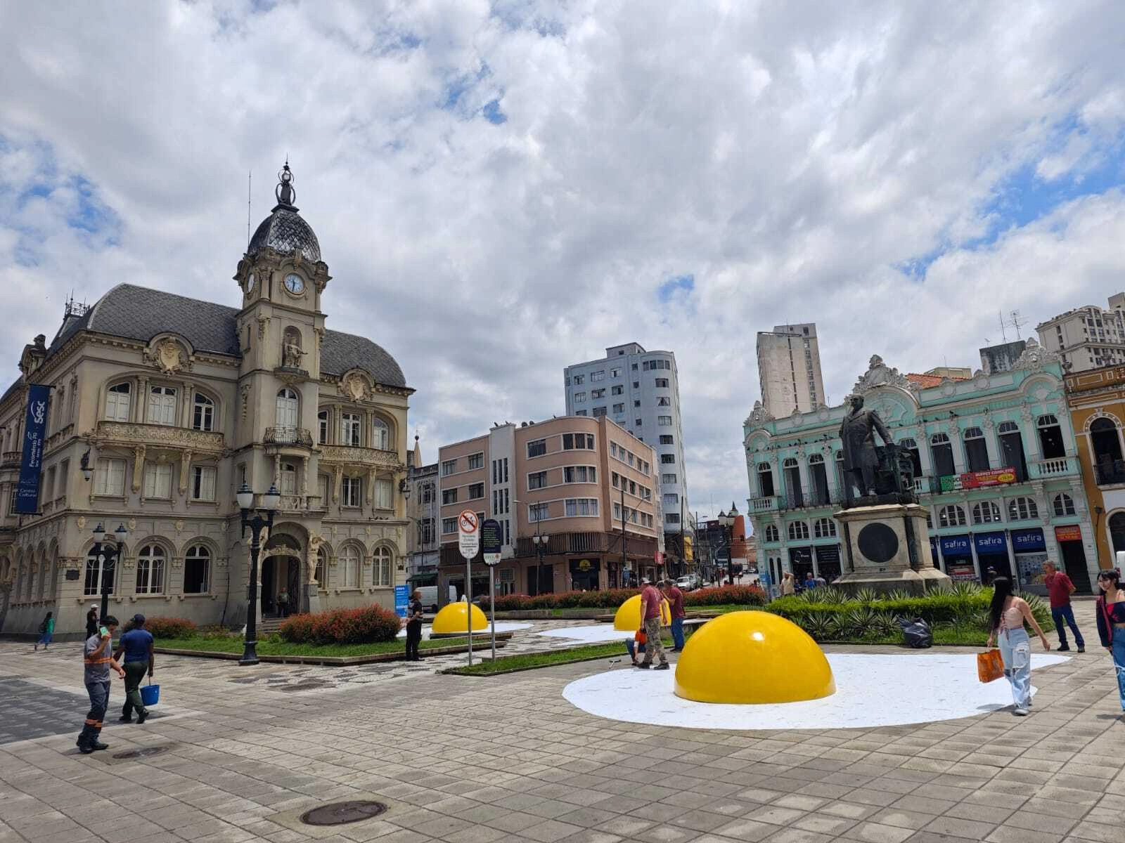 Ovos fritos gigantes “invadem” Curitiba em protesto contra o aquecimento global