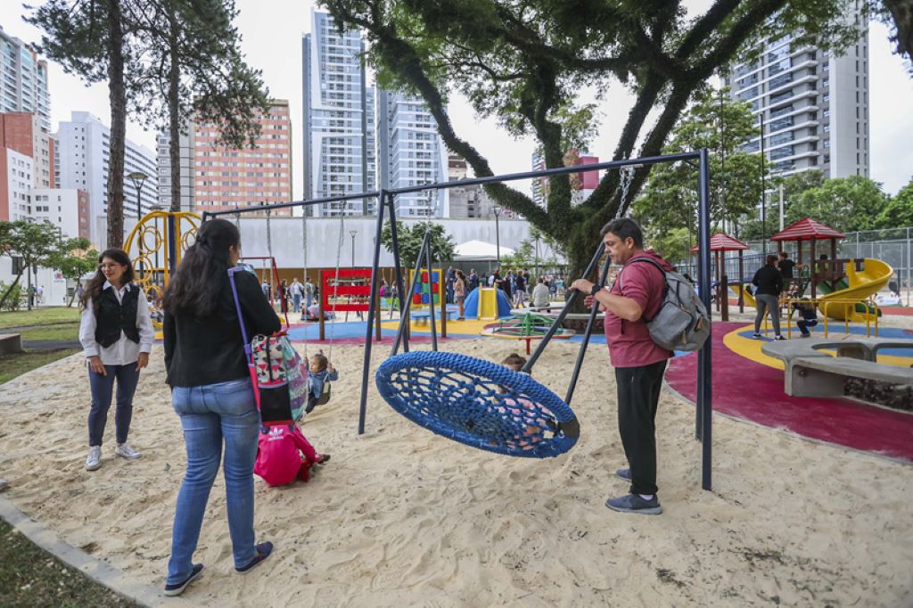 Praça Oswaldo Cruz ganha novo parquinho