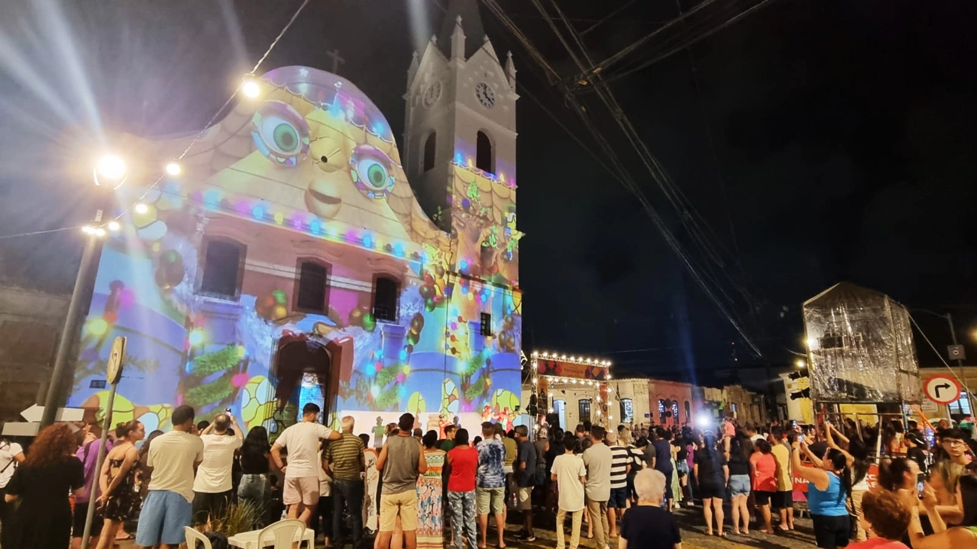 Paranaguá promove festa de Natal com projeção na Catedral Diocesana