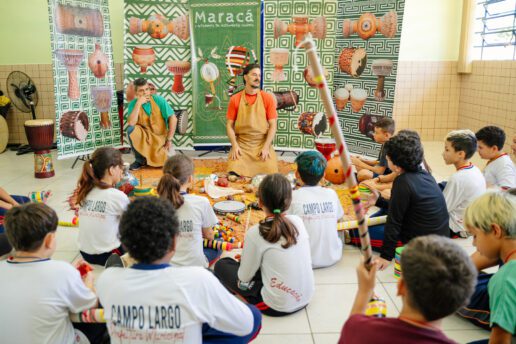 Projeto leva oficinas de instrumentos musicais com material reciclável à rede pública