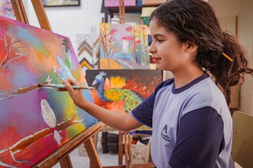 Artista mirim vai representar o Brasil novamente em exposição no Louvre, na França