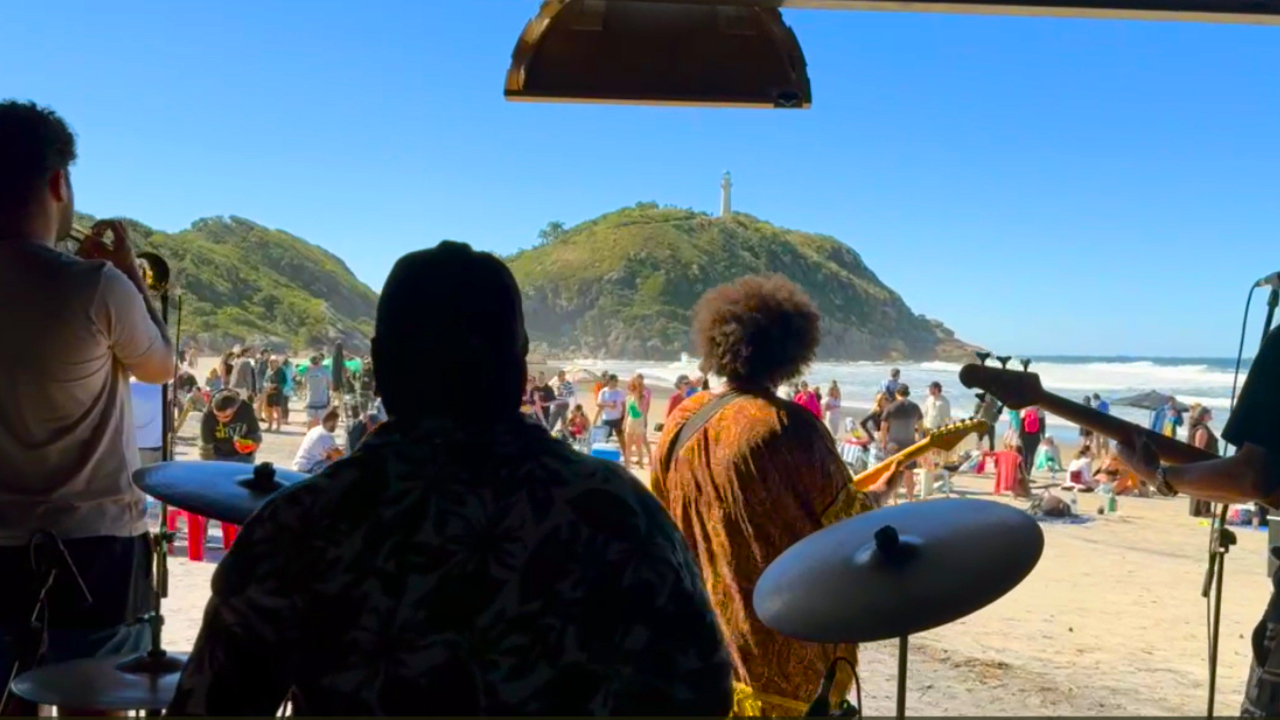 Festival Ilha do Mel Jazz acontece durante o mês de agosto com programação para toda a família