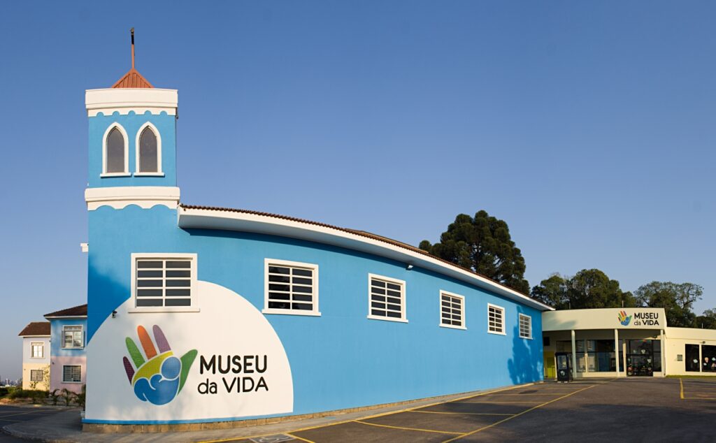 Pintura de muro coletiva para toda a família no Museu da Vida