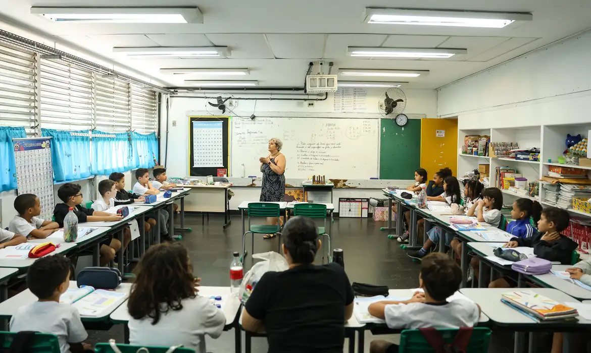 Professores de todo o país começam a receber, em outubro, a Carteira Nacional de Docente no Brasil