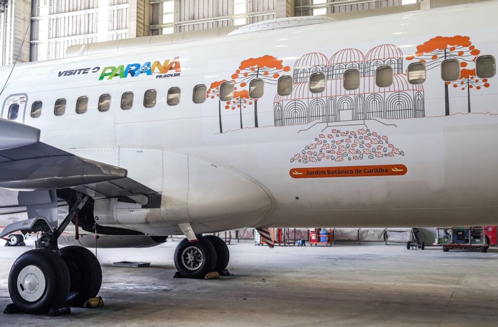 Gol lança avião com símbolos do Paraná