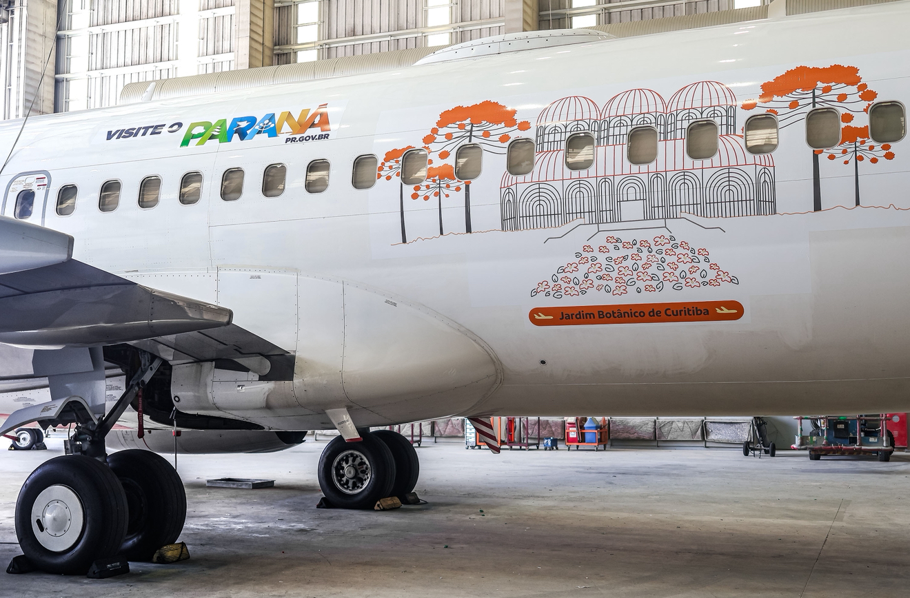 Gol lança avião com símbolos do Paraná