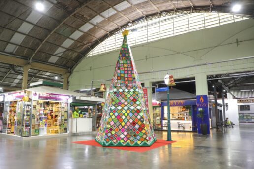 Árvore de crochê de 7 metros decora o Mercado Municipal do Capão Raso