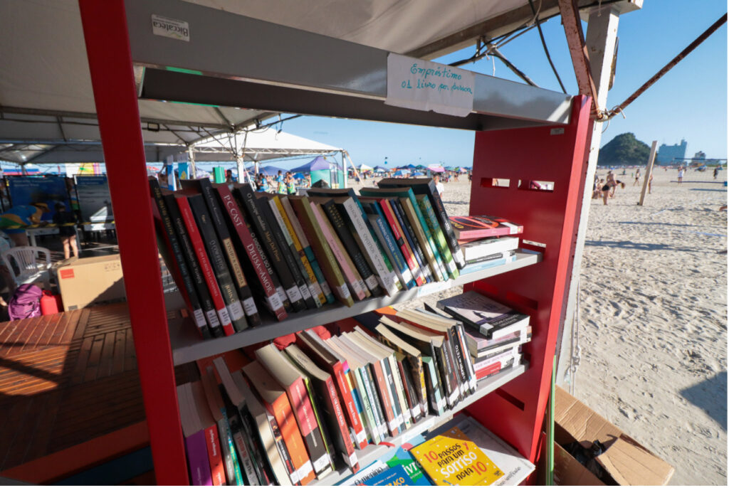 Bibliopraia: Biblioteca Pública do Paraná promove leitura no Litoral