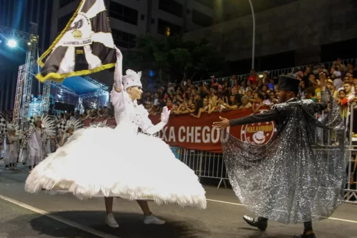 Curso gratuito de mestre-sala e porta-bandeira para crianças