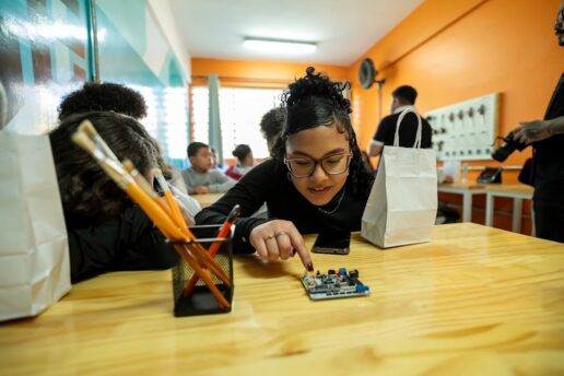Projeto Engenhoka leva aulas gratuitas de arte e robótica para alunos de escola pública de Curitiba