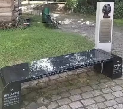 Curitiba tem um banco que toca Chopin