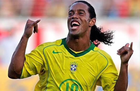 Ronaldinho Gaúcho e ídolos do futebol paranaense realizam partida solidária em Curitiba